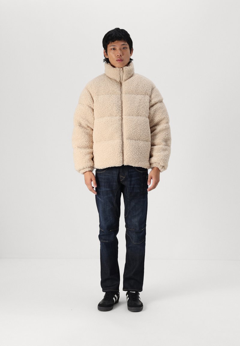 Jack & Jones JORCAMP PUFFER JACKET - Žieminė striukė - cloud dancer