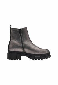 Botas de tobillo gris metálico con un acabado suave, cremallera lateral y suela negra gruesa con un patrón de banda de rodadura pronunciado para una buena tracción.
