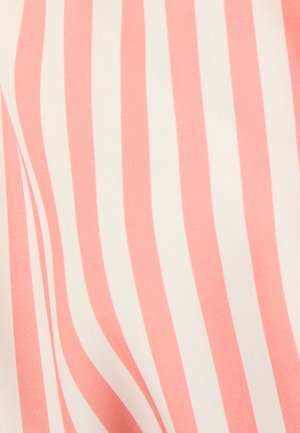 Coral blando vertical y rayas blancas sobre tela suave con pliegues delicados que crean líneas curvas.