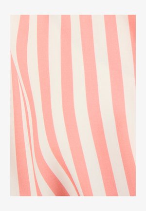 Verticale zachte koraal- en witte strepen op gladde stof met zachte plooien die gebogen lijnen vormen.