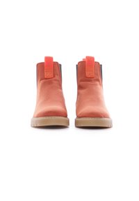 Botas de tobillo de lona naranja con paneles elásticos en los laterales, lengüetas de tiro y suelas de goma marrón que presentan un patrón de relieve.