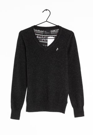 Mörkgrå v-ringad tröja hängande på en galge, med ett mönstrat foder vid halslinningen och en liten logotyp på bröstet.