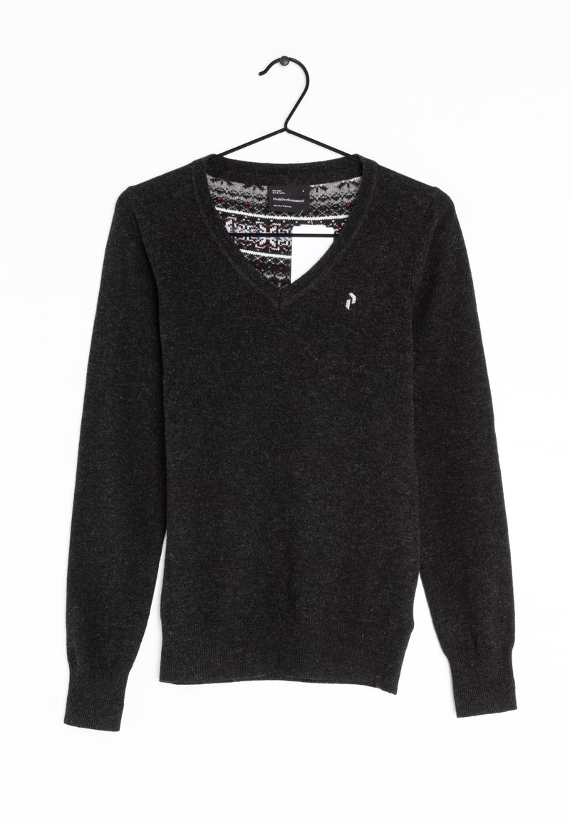 Maglione grigio scuro a collo a V appeso a una gruccia, con un interno decorato all'alla del collo e un piccolo logo sul petto.