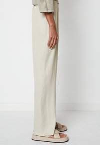 Marc O'Polo WEITE AUS LEICHT ELASTISCHER  - Trousers - stone grey