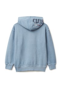 Světle modrá mikina s kapucí, zobrazená ze zadní strany, s nápisem "CLUB 1965" a malým logem vytištěným v pravém horním rohu kapuce.