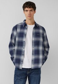 Overhemd van flanel in marineblauw en wit ruitpatroon, met lange mouwen, knoopsluiting aan de voorkant, lichtgewicht stof, voorzien van een borstzak en een losse pasvorm.