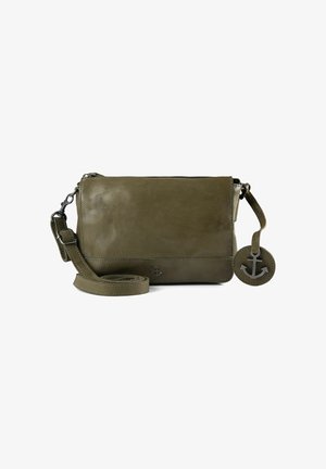 Bolso bandolera de cuero verde oliva con textura suave, correa ajustable y charm decorativo de ancla en una etiqueta redonda.