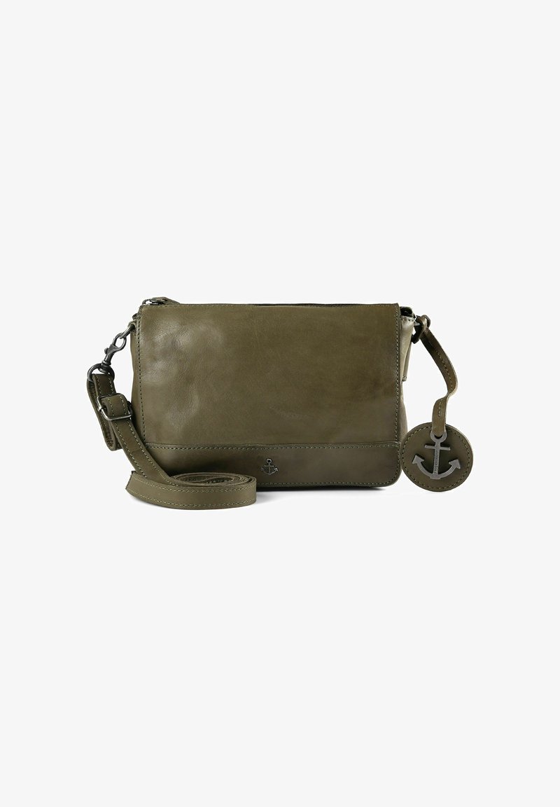Sac bandoulière en cuir vert olive à texture lisse, avec une sangle réglable et un charme ancre décoratif sur une étiquette ronde.