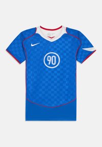 Sinine jalgpalli särk ruudulise mustriga. Omab punaseid aktsente, V-kaela lõiget ja ümmargust valget logo, mille keskel on number "90".