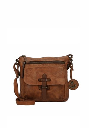 Borsa a tracolla in pelle marrone con tasca frontale, chiusura con cerniera, tracolla regolabile e un ciondolo rotondo con dettaglio dell'ancora.