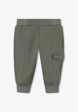 Zielone oliwkowe spodnie cargo dla małych dzieci z elastycznym pasem i mankietami, bocznymi kieszeniami oraz kieszenią na klapie oznaczoną napisem BOSS na prawej nogawce.