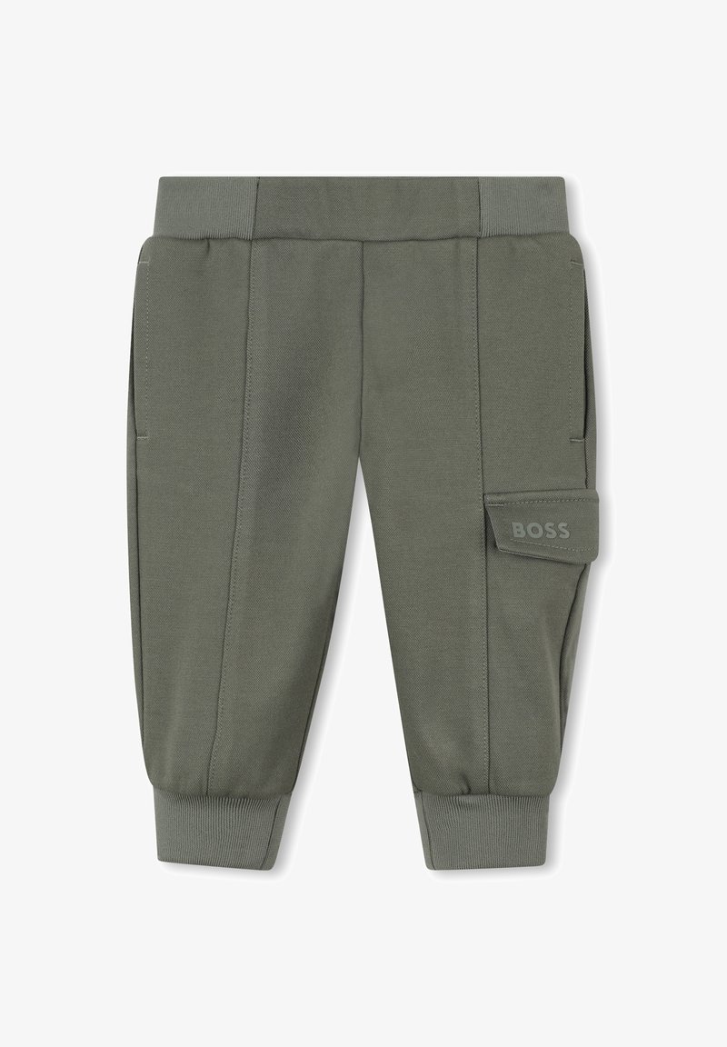 Olijfgroene peuter cargo broek met elastische tailleband en boorden, zijzakken en een klepzak met het label BOSS op het rechterbeen.