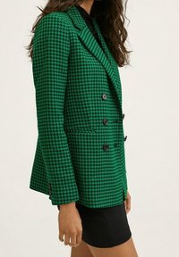 Groene houndstooth-gepatronneerde blazer met een dubbelzijdig ontwerp, geknipte revers en zwarte knopen, met een getailleerde pasvorm en gestructureerde silhouet.