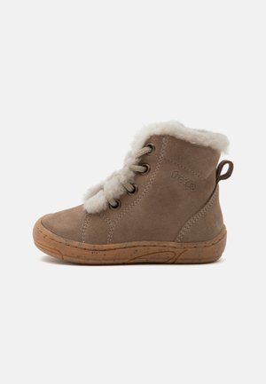 Bruine suède peuterlaars met witte fleece voering, veters aan de voorkant en een rubberen zool, ontworpen voor comfort en warmte bij koud weer.
