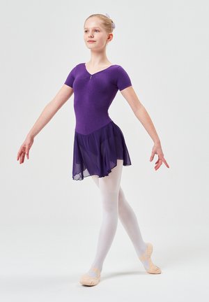 Lila Trikot mit kurzen Ärmeln und einem Chiffonrock, weiße Strumpfhosen und rosa Ballettschuhe. Einfaches Design, glatte Textur und fließende Silhouette.