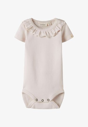 Body da neonato color crema, maniche corte, scollo arricciato e tre bottoni a pressione nell’incavo.
