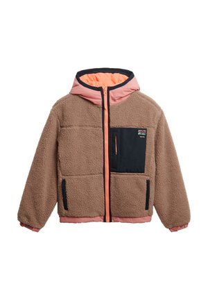 Braune Fleecejacke mit angehängter Kapuze, rosa Akzenten, schwarzer Brusttasche und zwei Seitentaschen; mit Reißverschluss vorne.