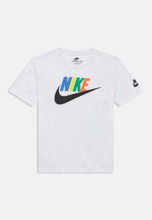 Svetlo siva kratka majica z rokavi znamke Nike z večbarvnim napisom "NIKE" in črno logotipno kljukico spredaj ter manjšo črno kljukico na levem rokavu.