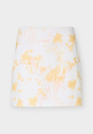 Bijela minica s visokim pojasom u svijetlo žutoj i breskvastoj tie-dye uzorku, ravnim prednjim dijelom i ravnim rubom.