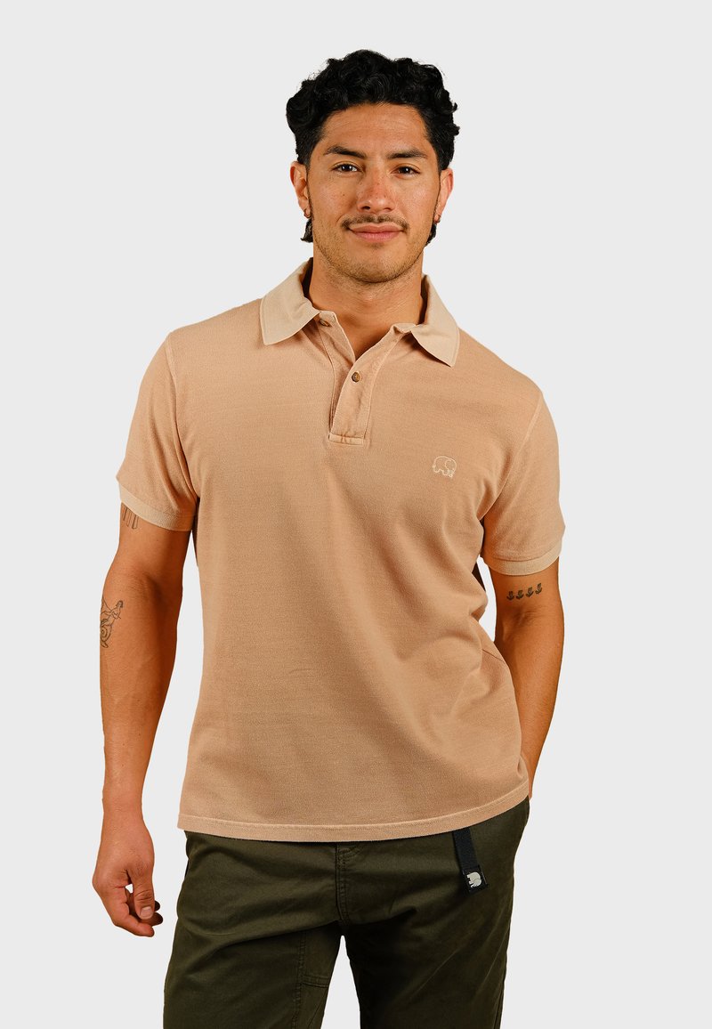 Lichtbeige poloshirt met een kraag, korte mouwen, een drieknoopsluiting en een geborduurd olifantenlogo op de linkerborst.