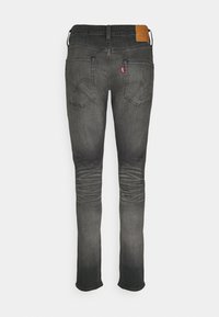 Sørgede, sorte denim jeans med en falmet effekt. Har en tan lædermærke og dobbelte baglommer med stikninger.