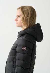 Zwarte pufferjack met capuchon, met een geborduurd patroon, zijrits en een Colmar logo patch op de linkermouw.
