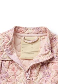 Quilted Jacke in Pastellrosa mit Blumenmuster, Reißverschluss vorne und Etikett innen für persönliche Details. Weicher Stoff und runder Kragen.