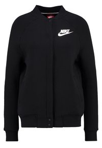 Černá mikina Nike na zip s vysokým límcem, žebrovanými manžetami a dvěma bočními kapsami. Na levé straně hrudníku je bílý logo Nike.