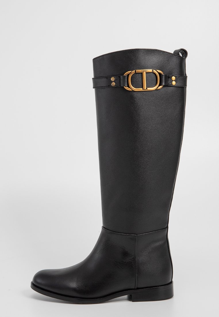 Stivale in pelle nera al ginocchio con punta tonda, tacco piatto, fibbia decorativa in oro sulla parte superiore e texture liscia.