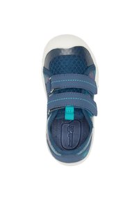 Blauwe textielschoen met een mesh bovenkant, witte rubberen zool en twee verstelbare banden. Bevat een getextureerde binnenzool en lichtblauwe accenten.