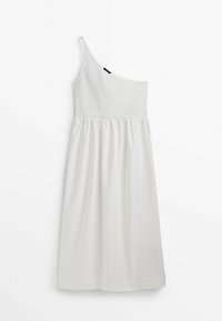 Robe d'été blanche à une épaule avec un corsage smocké et une jupe froncée, longueur genou, présentée sur un fond blanc uni.