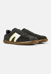 Dunkelgraue Wildledersneaker zeichnen sich durch ein Design mit weißen und gelben Akzenten aus, verfügen über eine runde Gummisohle und flache Schnürsenkel.