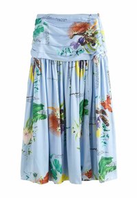 Jupe plissée bleu clair avec imprimés floraux tropicaux colorés et motifs de feuilles, et accents de texte manuscrit.