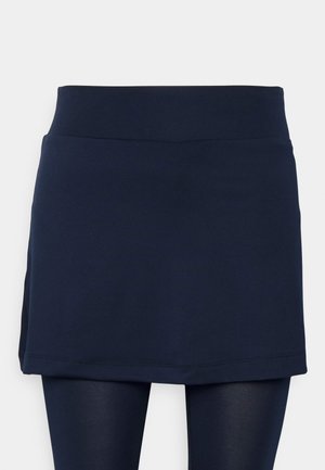 Saia skort azul-marinho com um cinto liso e elástico e um design em camadas; feita de tecido elástico com uma textura leve.