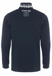 Marineblaue Langarm-Polohemd mit hohem Kragen. Mit weißem Text "CARISMA" und Strasszahl "98" im Nackenbereich.