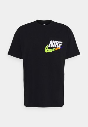 Sort T-shirt med korte ærmer og farverig, bølget "Nike" tekstlogo på øverste venstre brystområde.