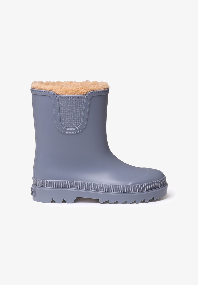 Sivi vodootporni gležnjač s teksturiranim gumiranim vanjskim dijelom i tamnofijalom umjetnom krznu na otvaranju; posjeduje robusnu obuću za bolje prianjanje.