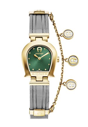 Reloj de pulsera Aigner en oro y plata con esfera verde texturizada, correa de malla y cadena decorativa dorada con tres charms con la marca.
