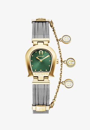 Montre-bracelet Aigner en or et argent avec cadran texturé vert, bracelet en maille et chaîne décorative dorée avec trois breloques de marque.