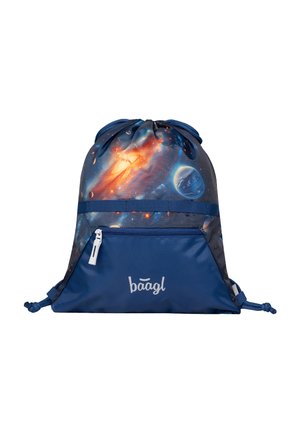 Modrý batoh na stažení s galaxii potiskem, obsahující kapsu na zip, logo a nastavitelné šňůrky pro bezpečné uzavření. Odolný materiál.