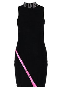 Svart ärmlös klänning med hög krage, nitar med bokstäver och en rosa satinpanel på sidan med metalldetaljer. Sammetstextur, figurnära design.
