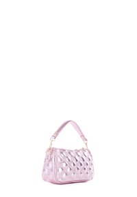 Bolso de mano metálico rosa con textura acolchada, asa corta y herrajes en tono dorado. Presenta una forma redondeada y un cierre de cremallera.