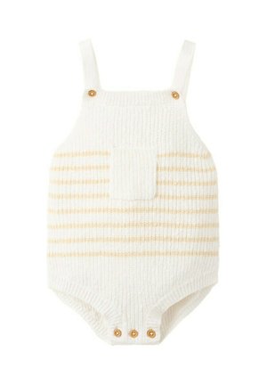 Salopetă albă pentru bebeluși tricotată, cu dungi orizontale beige, buzunar frontal, bretele cu nasturi de lemn și capse la nivelul zonei inghinale.