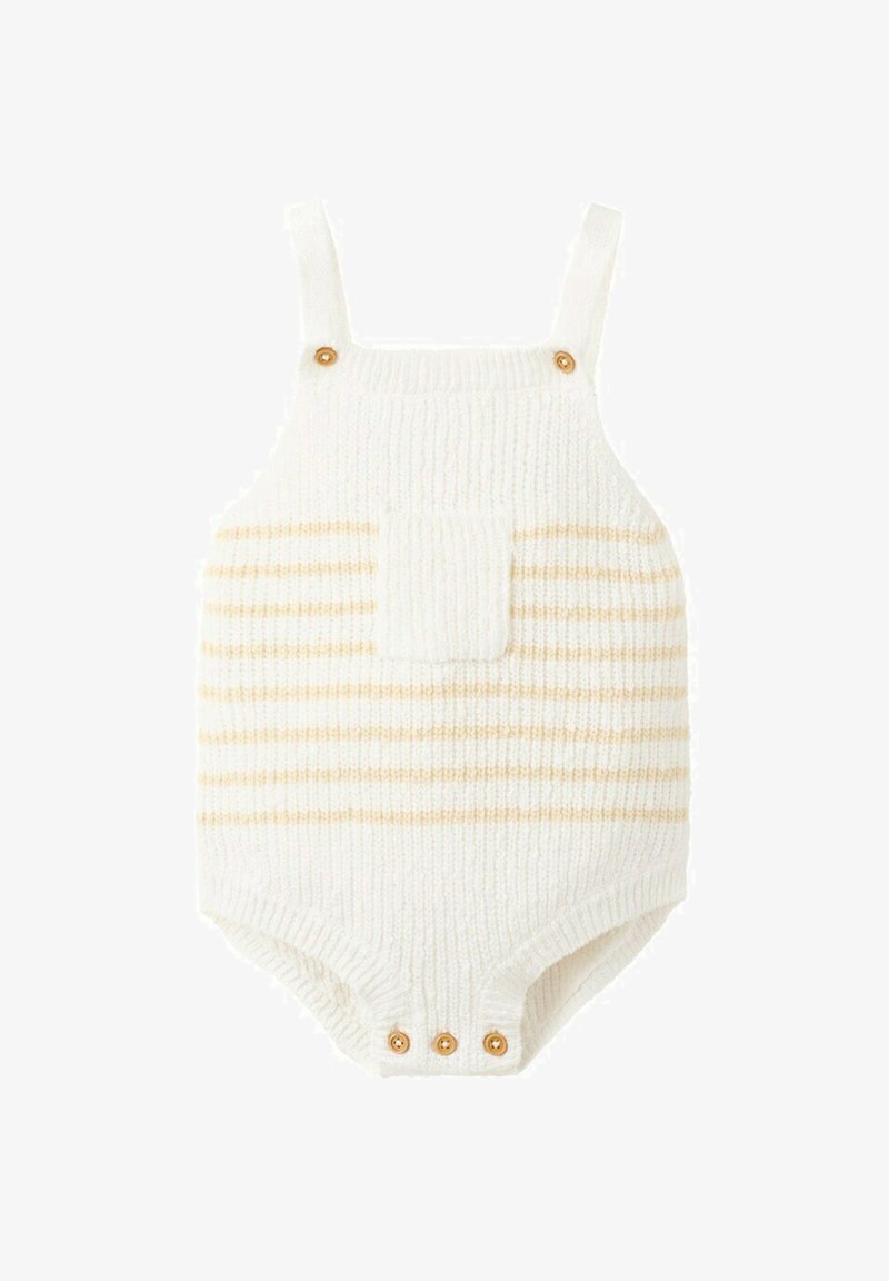 Biely pletený detský overal s béžovými horizontálnymi pruhmi, predným vreckom, ramennými popruhmi s drevenými gombíkmi a cvokmi v rozkroku.