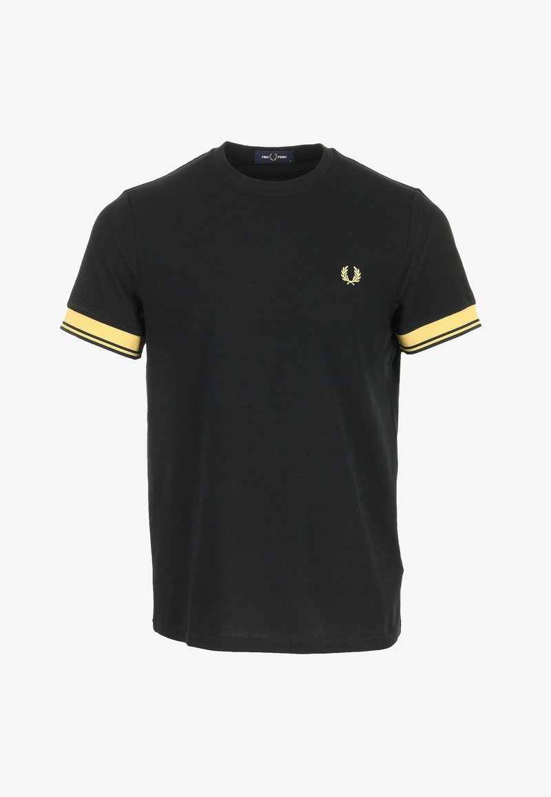 Camiseta negra de manga corta con puños a rayas amarillas y negras y un pequeño logo de corona de laurel amarilla en el pecho izquierdo.