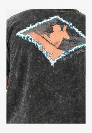 Czarny grafitowy t-shirt wykonany z miękkiej tkaniny, z kolorowym nadrukiem w kształcie diamentu przedstawiającym scenę surfingową w odcieniach pomarańczowego i niebieskiego na plecach.