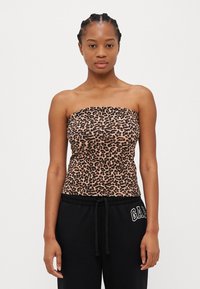 Top sem alças com padrão de leopardo, feito de um tecido elástico, apresentando um design ajustado com uma textura suave e uma borda superior elástica.