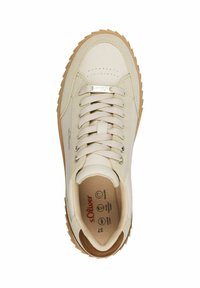 Bekas sporta apavi smilškrāsā ar teksturētu ādas virsu, apaļu purngalu, plakaniem šņorēm un gumijas zoli. Iezīmējas ar vieglu zīmola atpazīstamību un ventilācijas atverēm.