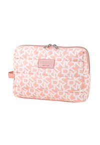 Bolsa de cosméticos acolchada rosa con el logotipo "DKNY" repetido en blanco. Cuenta con una cremallera superior y una asa lateral para facilitar el transporte. Textura de tela suave.
