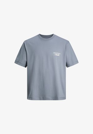 Svijetloplava pamučna majica s okruglim izrezom. Ima kratke rukave i otisnutu "ORIGINALS" oznaku na lijevoj strani prsa. Jednostavan dizajn.